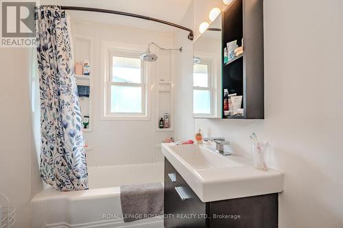 208 Delhi Street, Guelph (Waverley), ON - Indoor Photo Showing Bathroom