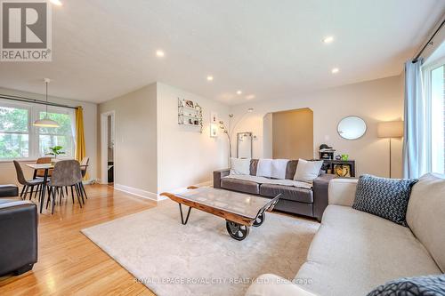 208 Delhi Street, Guelph (Waverley), ON - Indoor Photo Showing Living Room