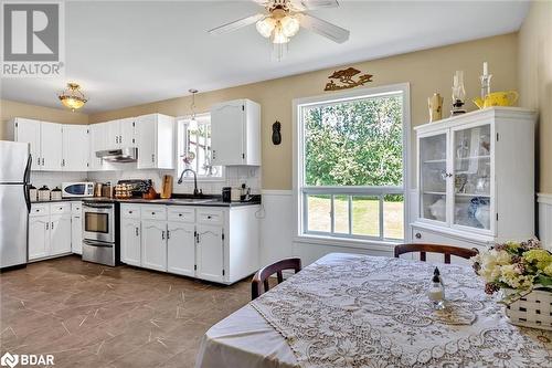 506 Cedar Glen Road, Dunsford, ON - Indoor Photo Showing Kitchen