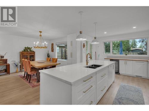 2821 Mckenney Crescent, Prince George, BC - Indoor Photo Showing Kitchen With Double Sink With Upgraded Kitchen