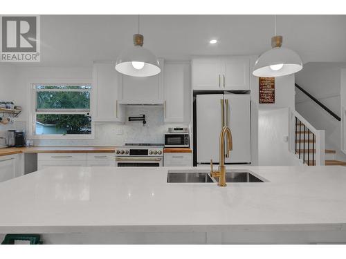 2821 Mckenney Crescent, Prince George, BC - Indoor Photo Showing Kitchen With Upgraded Kitchen