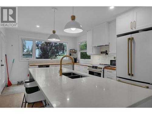 2821 Mckenney Crescent, Prince George, BC - Indoor Photo Showing Kitchen With Double Sink With Upgraded Kitchen