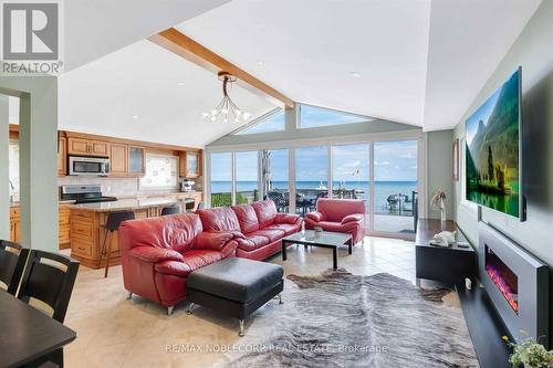 2471 Leonard Street, Innisfil, ON - Indoor Photo Showing Living Room