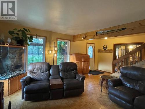 17055 52 Highway, Dawson Creek, BC - Indoor Photo Showing Living Room