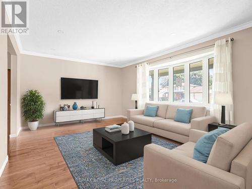 802 Viscount Road, London, ON - Indoor Photo Showing Living Room