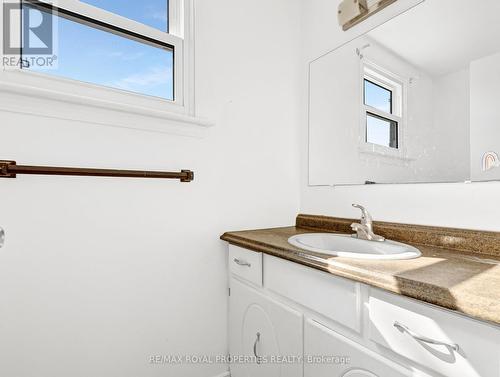 802 Viscount Road, London, ON - Indoor Photo Showing Bathroom