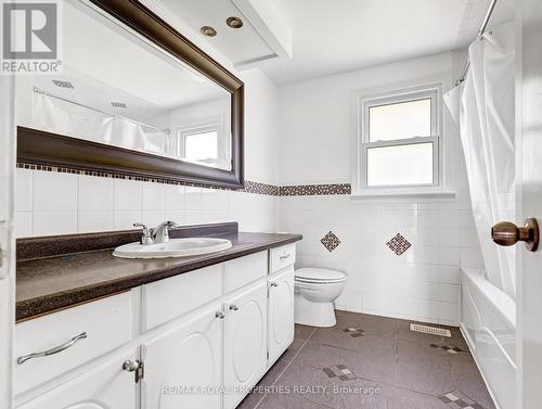 802 Viscount Road, London, ON - Indoor Photo Showing Bathroom