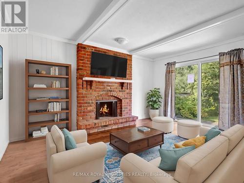 802 Viscount Road, London, ON - Indoor Photo Showing Living Room With Fireplace