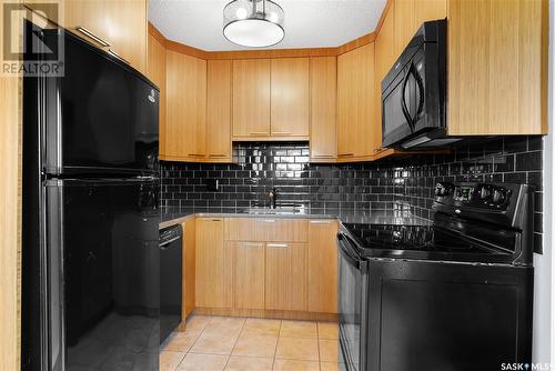 3864 7Th Avenue E, Regina, SK - Indoor Photo Showing Kitchen With Double Sink