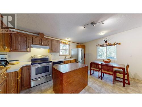 1975/1967 Jim Smith Lake  Road, Cranbrook, BC - Indoor Photo Showing Kitchen