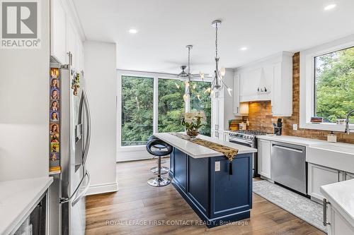 4 Brookdale Drive, Barrie (Sunnidale), ON - Indoor Photo Showing Kitchen With Upgraded Kitchen