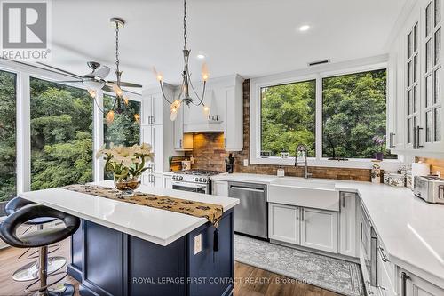 4 Brookdale Drive, Barrie, ON - Indoor Photo Showing Kitchen With Upgraded Kitchen