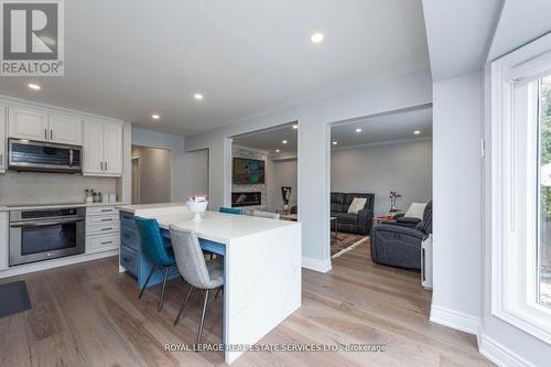 Upper - 2116 Eighth Line, Oakville, ON - Indoor Photo Showing Kitchen With Upgraded Kitchen