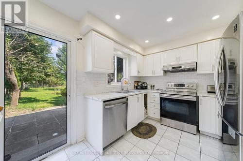 32 Pressed Brick Drive, Brampton, ON - Indoor Photo Showing Kitchen With Upgraded Kitchen