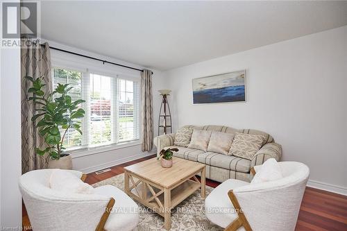 23 Andrea Drive, St. Catharines, ON - Indoor Photo Showing Living Room