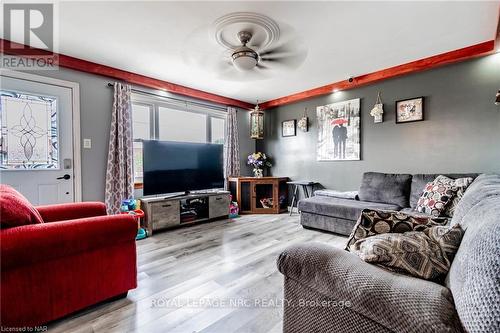 187 Clarke Street, Port Colborne, ON - Indoor Photo Showing Living Room