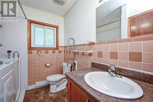 75 Jasper Avenue, Smiths Falls, ON - Indoor Photo Showing Bathroom