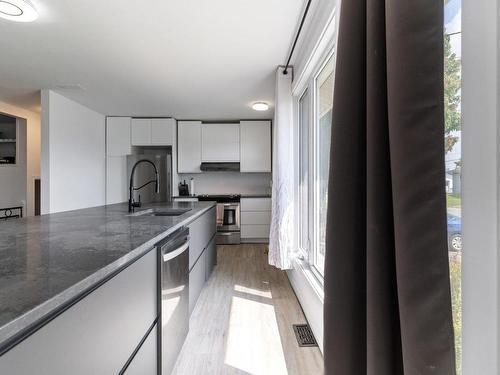 Kitchen - 5320 Rue Laliberté, Saint-Hyacinthe, QC - Indoor Photo Showing Kitchen With Upgraded Kitchen