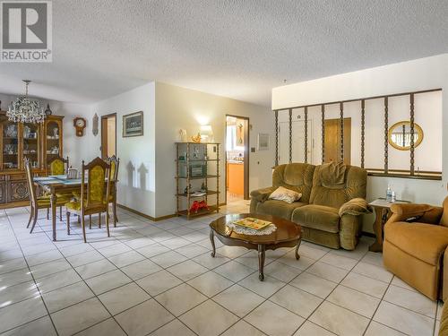 168 Braelyn Crescent, Penticton, BC - Indoor Photo Showing Living Room