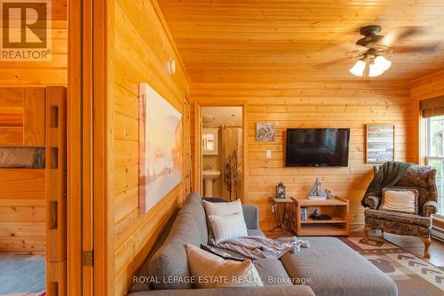 14 Kitchener Street, South Bruce Peninsula, ON - Indoor Photo Showing Living Room