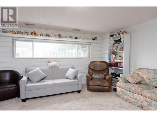 1269 Lund Road, Kelowna, BC - Indoor Photo Showing Living Room