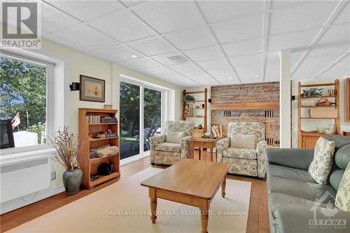 4537 Kingfish Bay Road N, Rideau Lakes, ON - Indoor Photo Showing Living Room