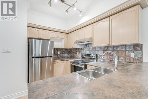 244 Glenashton Drive, Oakville, ON - Indoor Photo Showing Kitchen With Double Sink With Upgraded Kitchen