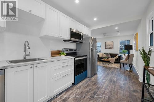 15 Shakespeare Avenue, St. Catharines, ON - Indoor Photo Showing Kitchen With Upgraded Kitchen