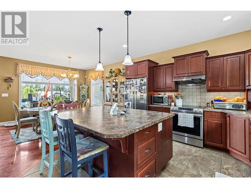 1700 24 Street Ne, Salmon Arm, BC - Indoor Photo Showing Kitchen