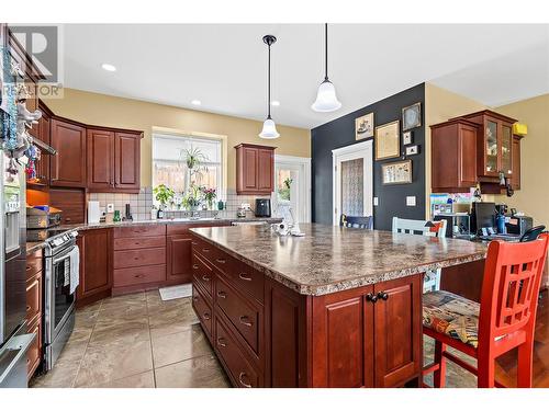 1700 24 Street Ne, Salmon Arm, BC - Indoor Photo Showing Kitchen