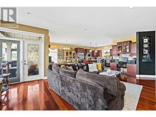 1700 24 Street Ne, Salmon Arm, BC - Indoor Photo Showing Living Room