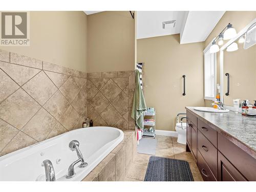 1700 24 Street Ne, Salmon Arm, BC - Indoor Photo Showing Bathroom