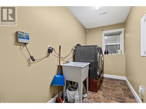 1700 24 Street Ne, Salmon Arm, BC - Indoor Photo Showing Laundry Room