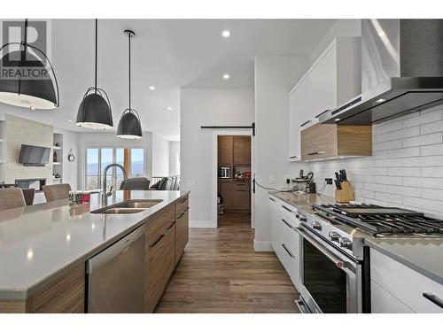 695 Deans Drive, Kelowna, BC - Indoor Photo Showing Kitchen With Double Sink With Upgraded Kitchen