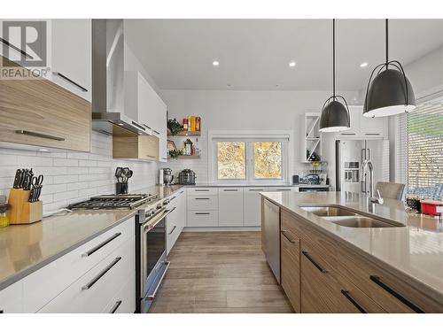 695 Deans Drive, Kelowna, BC - Indoor Photo Showing Kitchen With Double Sink With Upgraded Kitchen