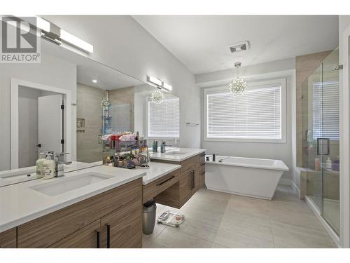 695 Deans Drive, Kelowna, BC - Indoor Photo Showing Bathroom