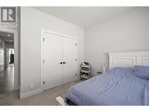 695 Deans Drive, Kelowna, BC - Indoor Photo Showing Bedroom