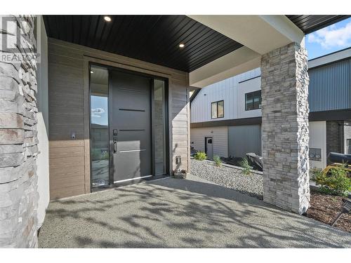 695 Deans Drive, Kelowna, BC - Outdoor With Exterior