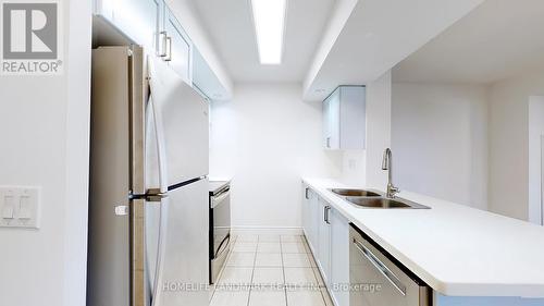 429 - 500 Doris Avenue, Toronto (Willowdale East), ON - Indoor Photo Showing Kitchen With Double Sink