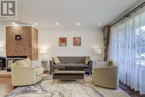 39 Calderbridge Crescent, Markham, ON - Indoor Photo Showing Living Room