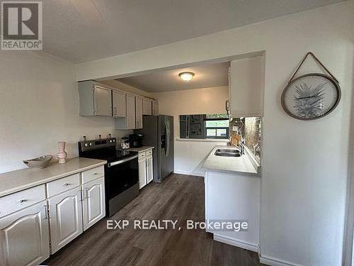 18 - 40 East Street, Georgina (Sutton & Jackson'S Point), ON - Indoor Photo Showing Kitchen With Double Sink