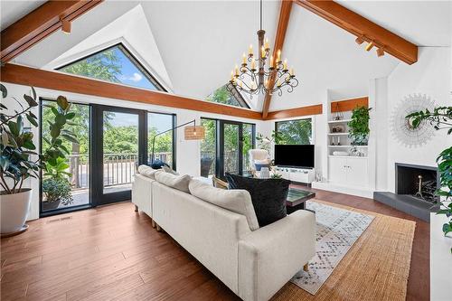 27 Claremont Drive, Hamilton, ON - Indoor Photo Showing Living Room