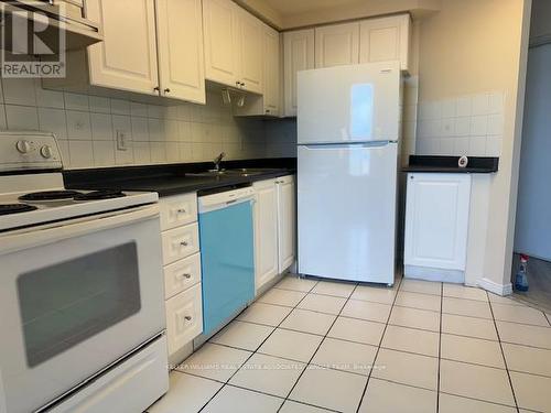 2212 - 135 Hillcrest Avenue, Mississauga, ON - Indoor Photo Showing Kitchen