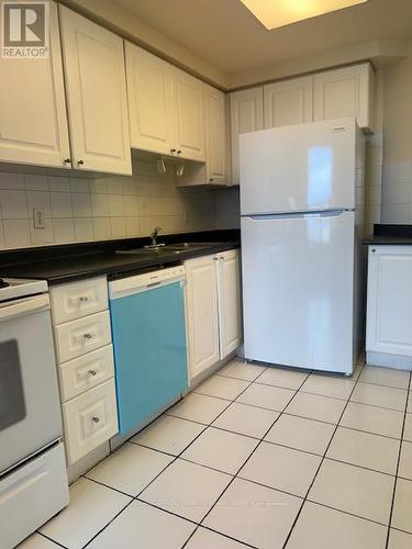 2212 - 135 Hillcrest Avenue, Mississauga, ON - Indoor Photo Showing Kitchen