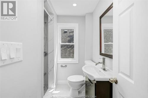 1611 Dougall, Windsor, ON - Indoor Photo Showing Bathroom