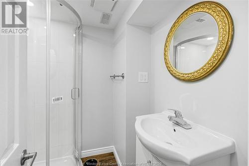 1611 Dougall, Windsor, ON - Indoor Photo Showing Bathroom