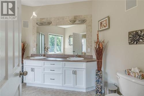 706 Arnold Street, Greater Sudbury, ON - Indoor Photo Showing Bathroom