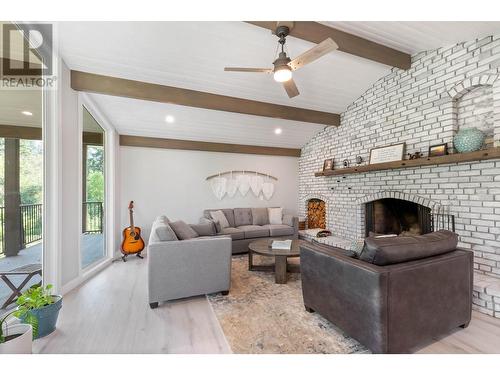 2455 Maquinna Road, Kelowna, BC - Indoor Photo Showing Living Room With Fireplace