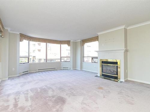 400-630 Montreal St, Victoria, BC - Indoor Photo Showing Living Room With Fireplace