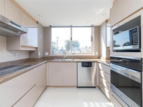 400-630 Montreal St, Victoria, BC - Indoor Photo Showing Kitchen With Double Sink